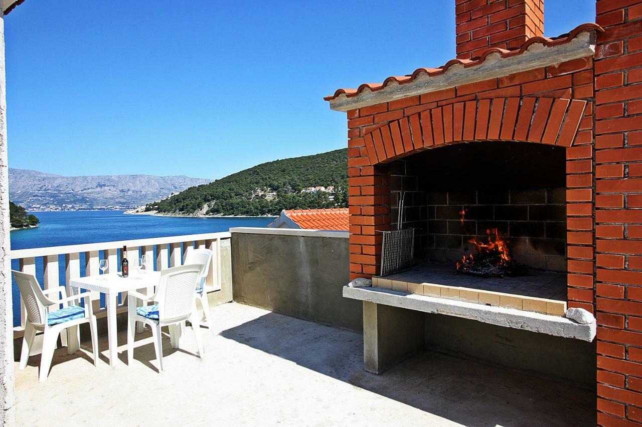 Apartmani Nila Pucisca Exterior photo